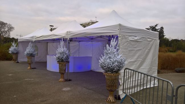 Installation de tente avec décor de noël près de Paris